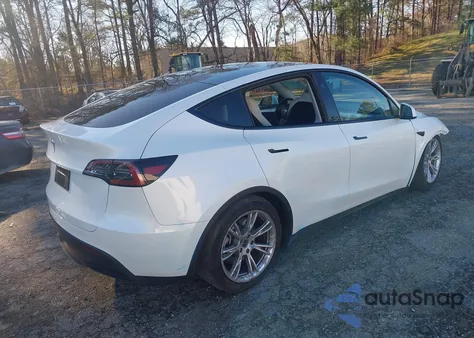 2024 Tesla Model Y Long Range Dual Motor All-Wheel Drive/Rwd z USA, uszkodzony, nr VIN 7SAYGDED2RF010631